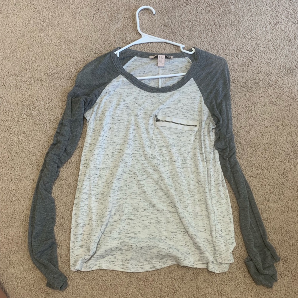Long sleeve T-shirt baseball style.